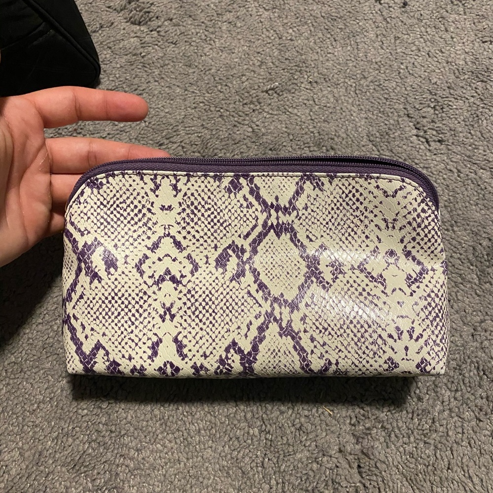 Estée Lauder makeup bag